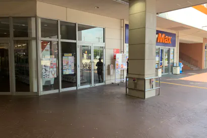 【ミスターマックス 新習志野店】ミスターマックス入口横柱周り(店外) 販促プロモーションや物販用途に最適な総合ディスカウントストアの催事イベントスペース