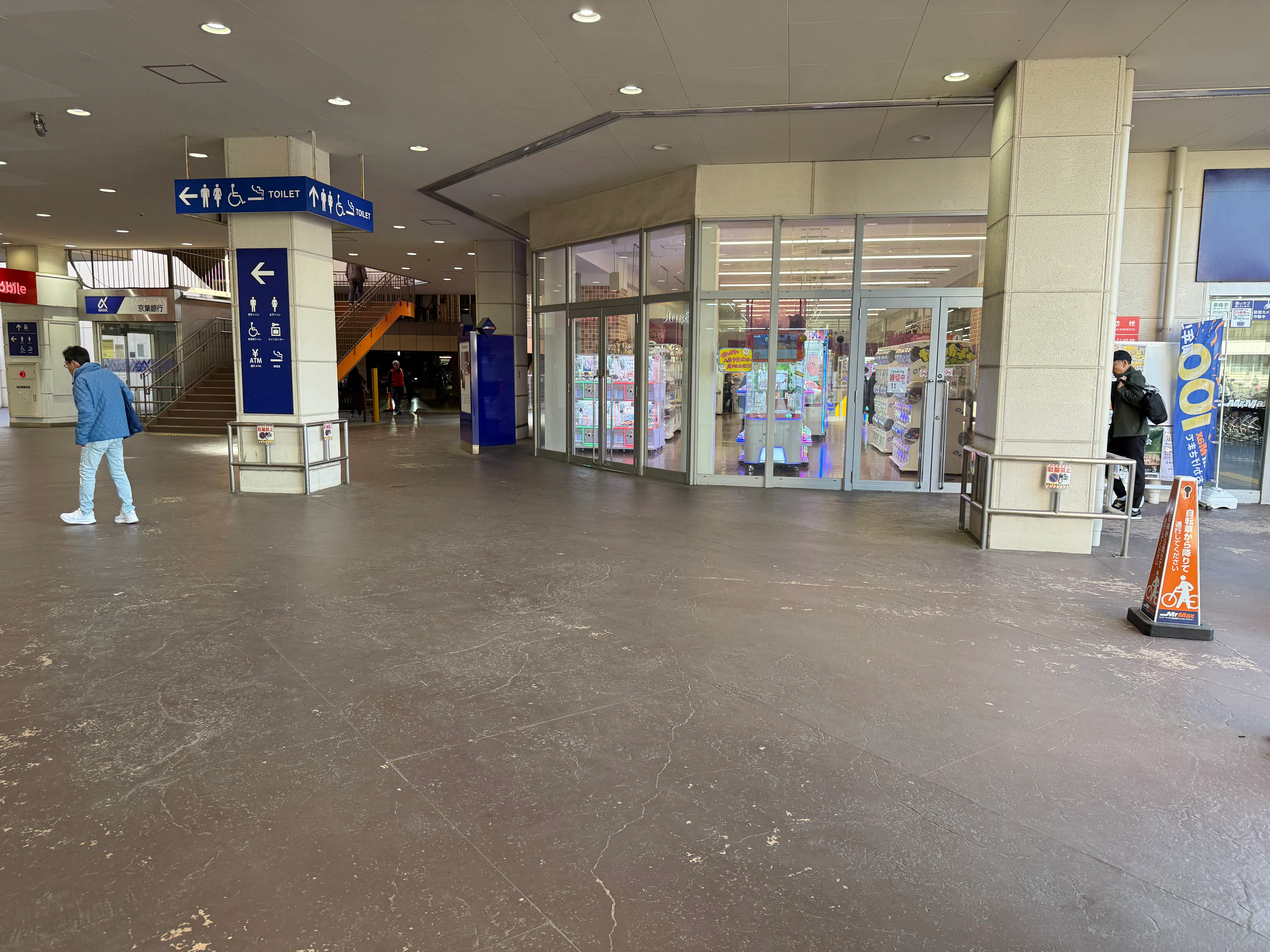 【ミスターマックス 新習志野店】ミスターマックス入口横柱周り（店外） 販促プロモーションや物販用途に最適な総合ディスカウントストアの催事イベントスペース