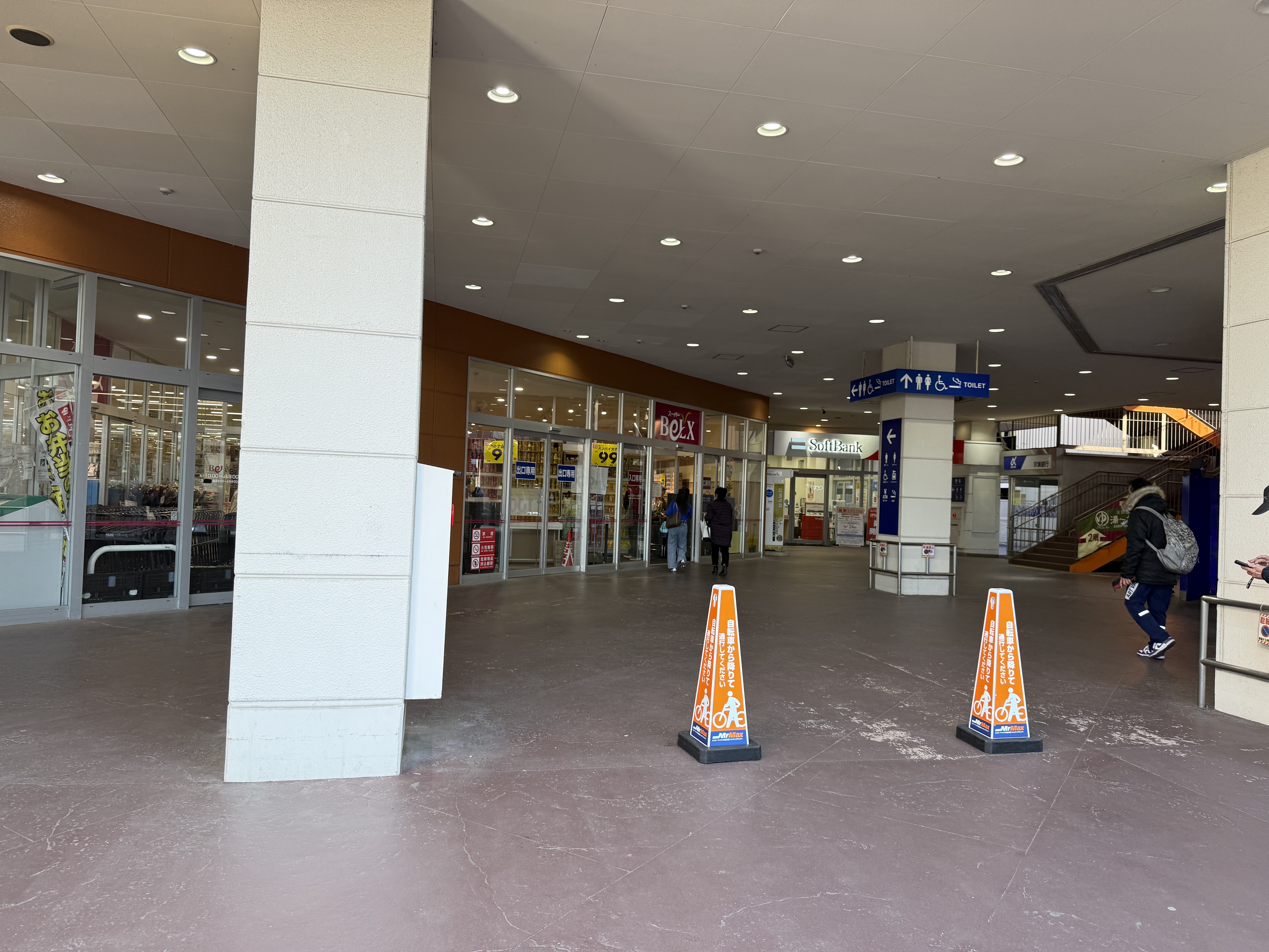 【ミスターマックス 新習志野店】ミスターマックス入口横柱周り（店外） 販促プロモーションや物販用途に最適な総合ディスカウントストアの催事イベントスペース