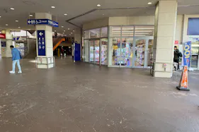 【ミスターマックス 新習志野店】ミスターマックス入口横柱周り(店外) 販促プロモーションや物販用途に最適な総合ディスカウントストアの催事イベントスペース