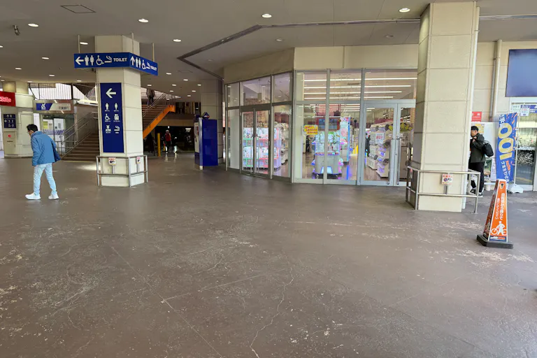 【ミスターマックス 新習志野店】ミスターマックス入口横柱周り(店外) 販促プロモーションや物販用途に最適な総合ディスカウントストアの催事イベントスペースの画像4