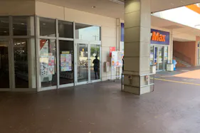 【ミスターマックス 新習志野店】ミスターマックス入口横柱周り(店外) 販促プロモーションや物販用途に最適な総合ディスカウントストアの催事イベントスペース