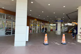 【ミスターマックス 新習志野店】ミスターマックス入口横柱周り(店外) 販促プロモーションや物販用途に最適な総合ディスカウントストアの催事イベントスペース