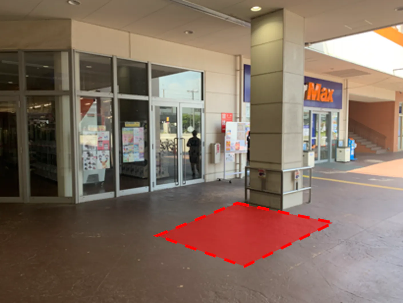 【ミスターマックス 新習志野店】ミスターマックス入口横柱周り（店外） 販促プロモーションや物販用途に最適な総合ディスカウントストアの催事イベントスペース