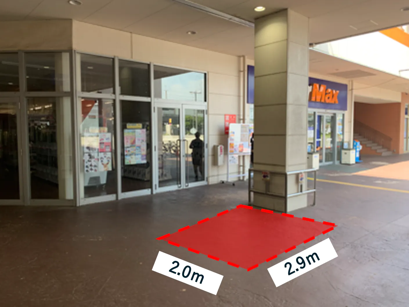 【ミスターマックス 新習志野店】ミスターマックス入口横柱周り(店外) 販促プロモーションや物販用途に最適な総合ディスカウントストアの催事イベントスペース