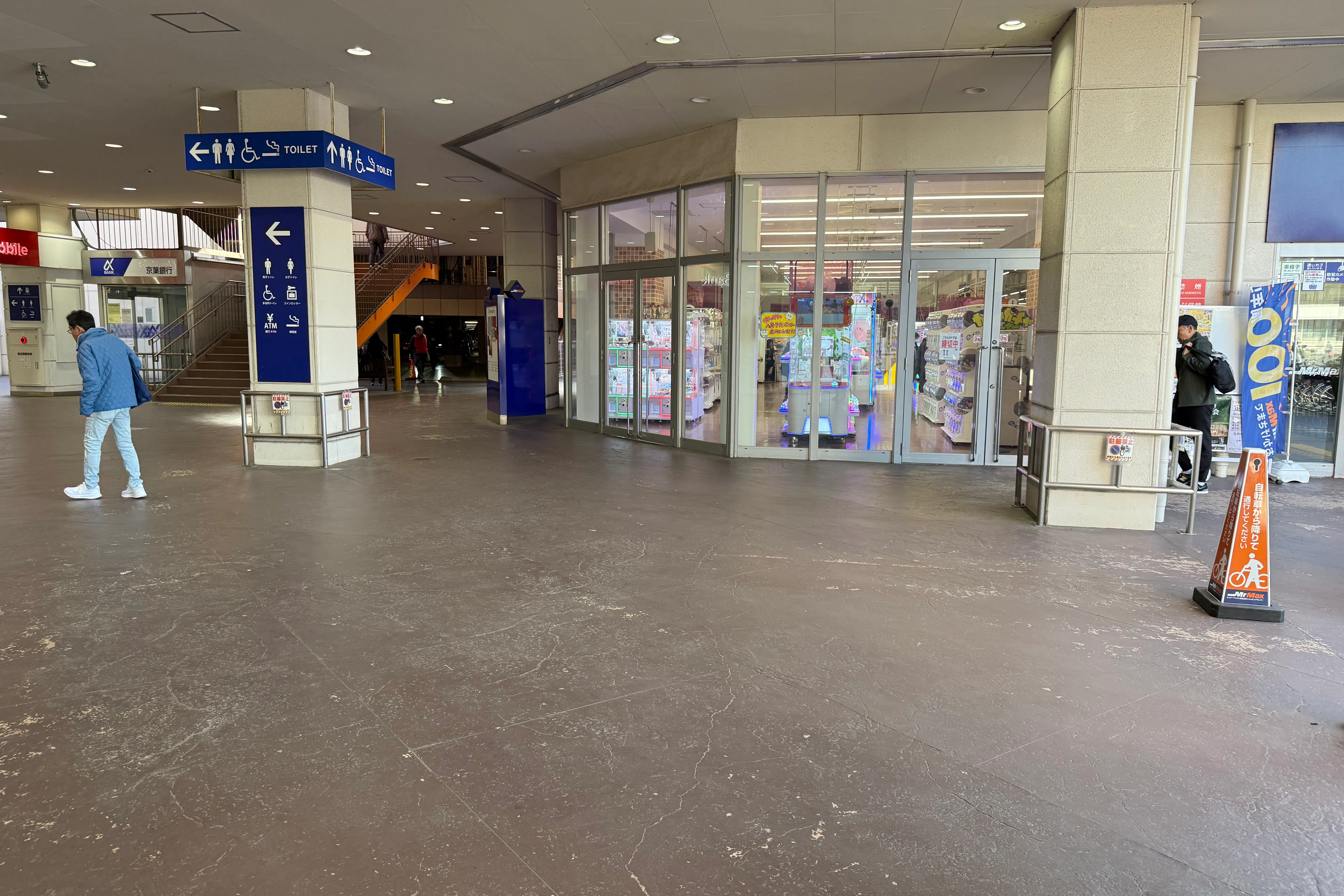 【ミスターマックス 新習志野店】ミスターマックス入口横柱周り(店外) 販促プロモーションや物販用途に最適な総合ディスカウントストアの催事イベントスペース
