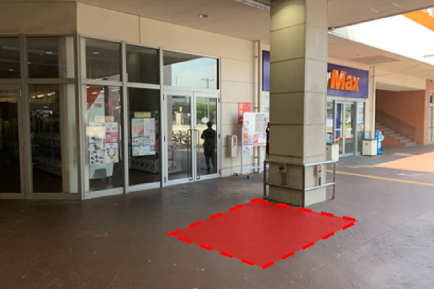 【ミスターマックス 新習志野店】ミスターマックス入口横柱周り(店外) 物販用途に最適な総合ディスカウントストアの催事イベントスペース