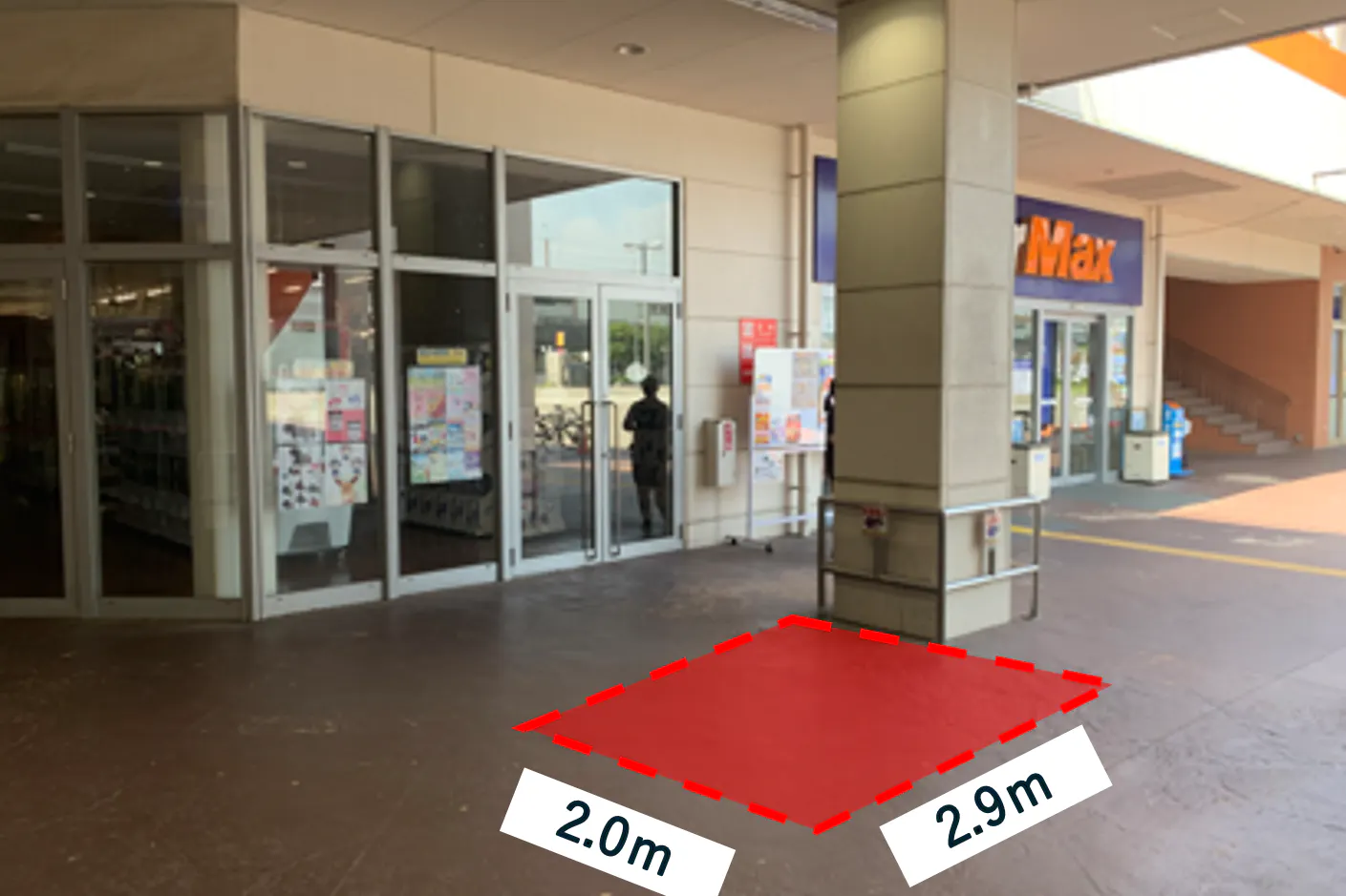 【ミスターマックス 新習志野店】ミスターマックス入口横柱周り(店外) 物販用途に最適な総合ディスカウントストアの催事イベントスペース