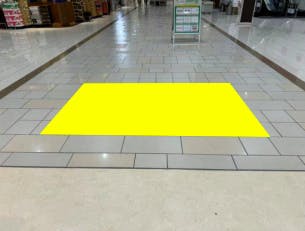 【イオンモール草津】モール内広告 床面シートの画像