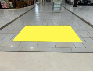 【イオンモール草津】モール内広告 床面シートの画像