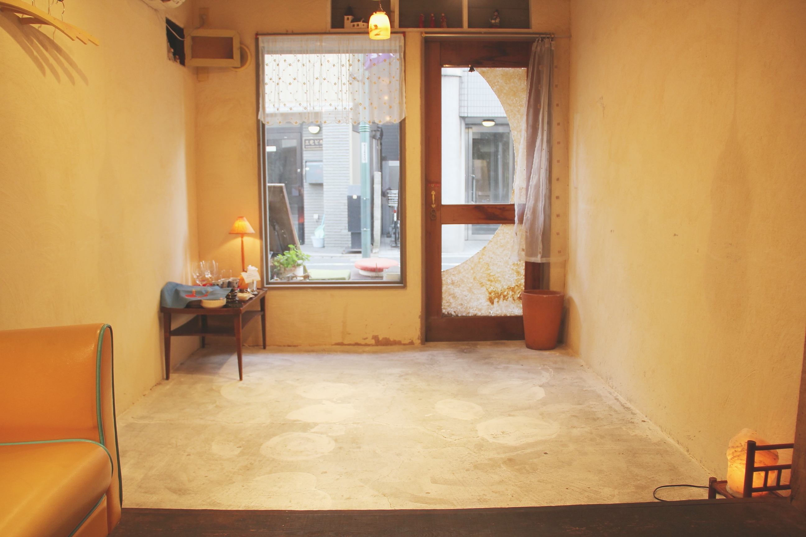 【下北沢駅7分】手作りの白壁で暖かさ溢れるイベントスペース(1階)