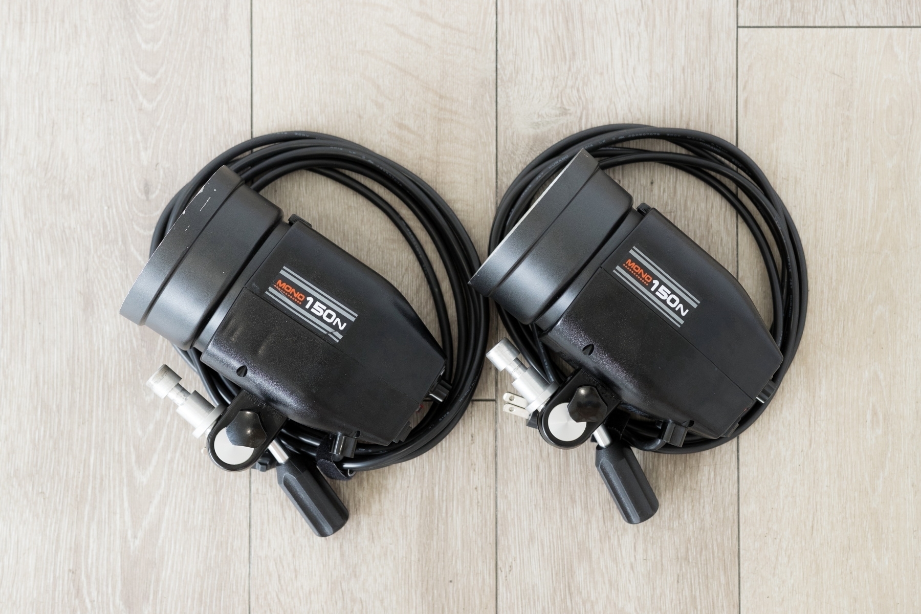 プロペットのモノブロックストロボMONO150n2台セットです。スタンド×2、100cmアンブレラ×2、もセットです。（2,000円/日）