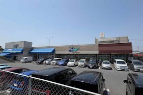 【セレクション青葉台店】地域密着型のスーパーマーケットの店舗入口近くのキッチンカースペース