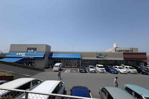 【セレクション青葉台店】地域密着型のスーパーマーケットの店舗入口近くのキッチンカースペース