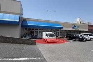 【セレクション青葉台店】地域密着型のスーパーマーケットの店舗入口近くのキッチンカースペース