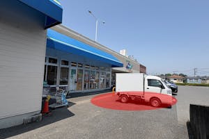 【セレクション青葉台店】地域密着型のスーパーマーケットの店舗入口近くのキッチンカースペース