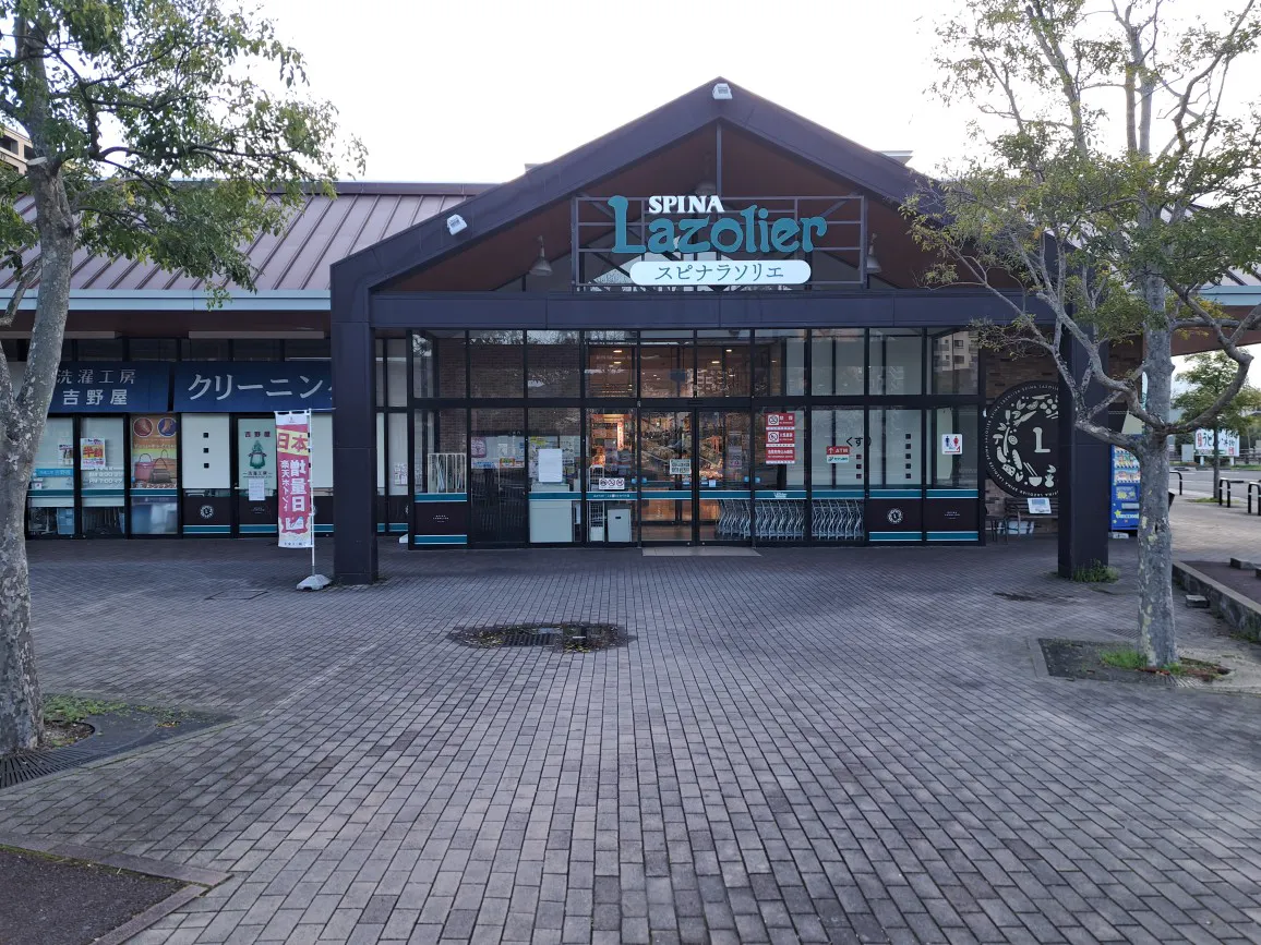 【スピナラソリエ（高見店）】西側の南寄り(タクシー乗場前) 物販やキッチンカー出店に最適なスーパー屋外催事イベントスペース