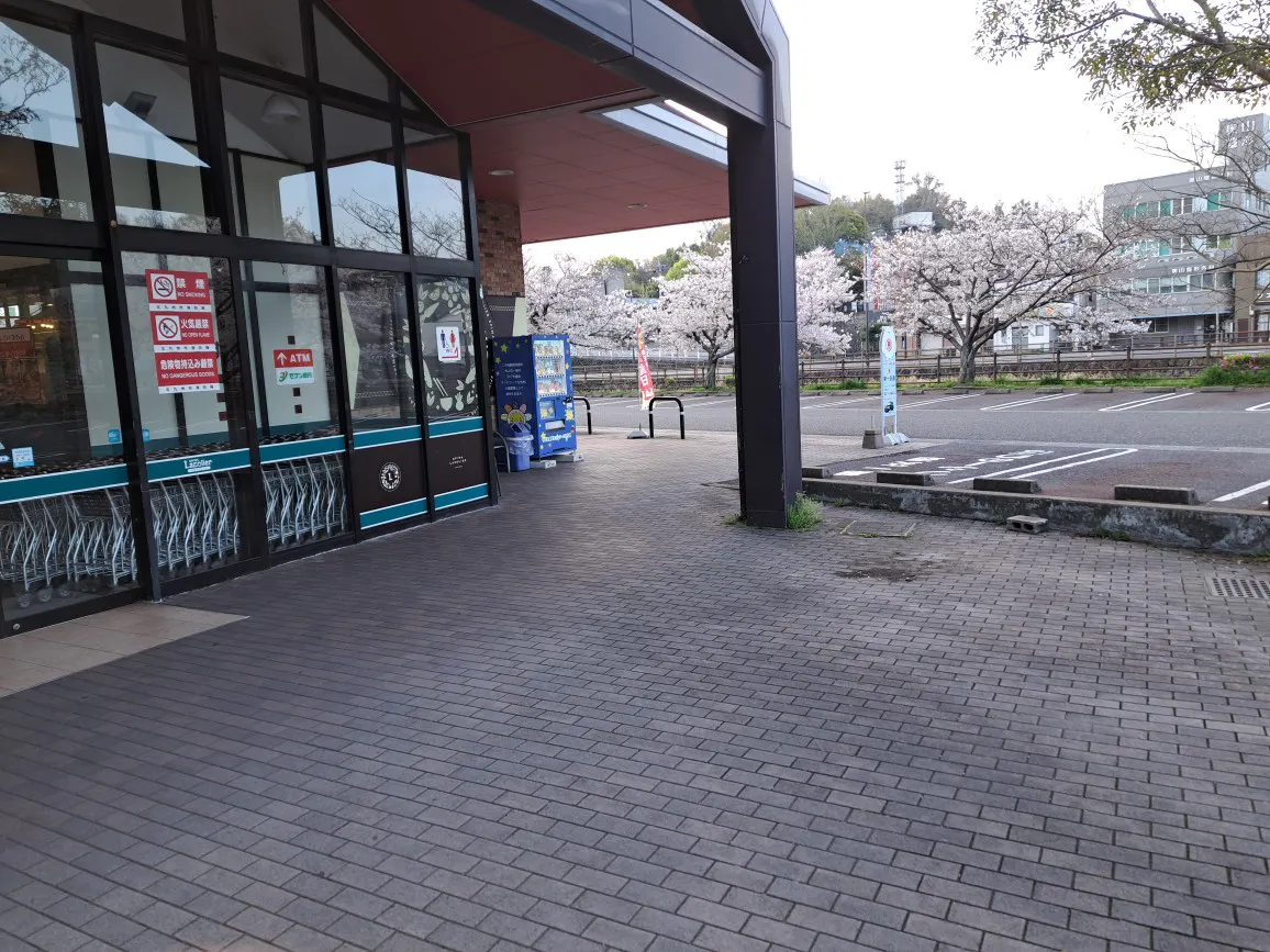 【スピナラソリエ（高見店）】西側の南寄り(タクシー乗場前) 物販やキッチンカー出店に最適なスーパー屋外催事イベントスペース