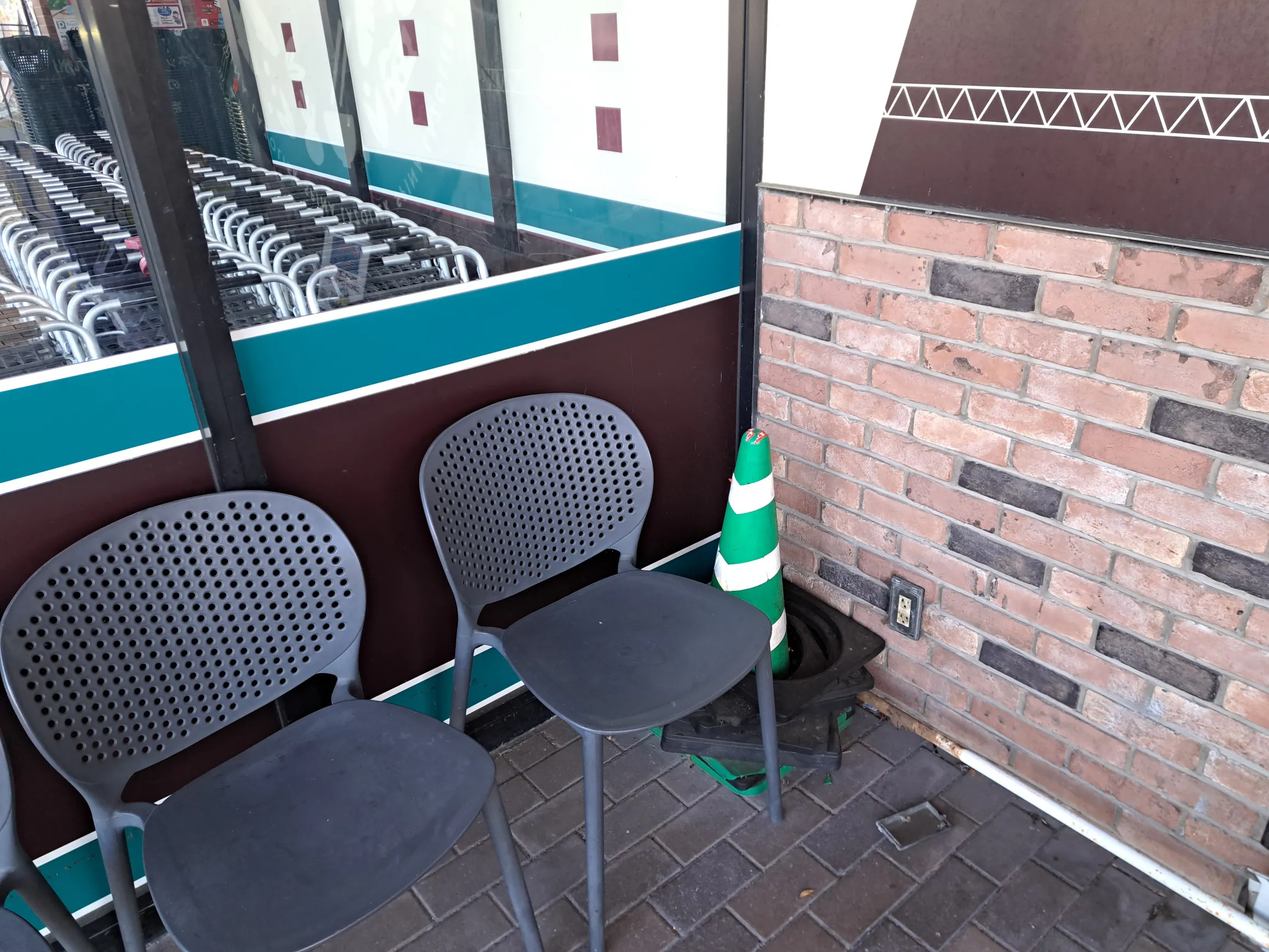 【スピナラソリエ（高見店）】西側の南寄り(タクシー乗場前) 物販やキッチンカー出店に最適なスーパー屋外催事イベントスペース