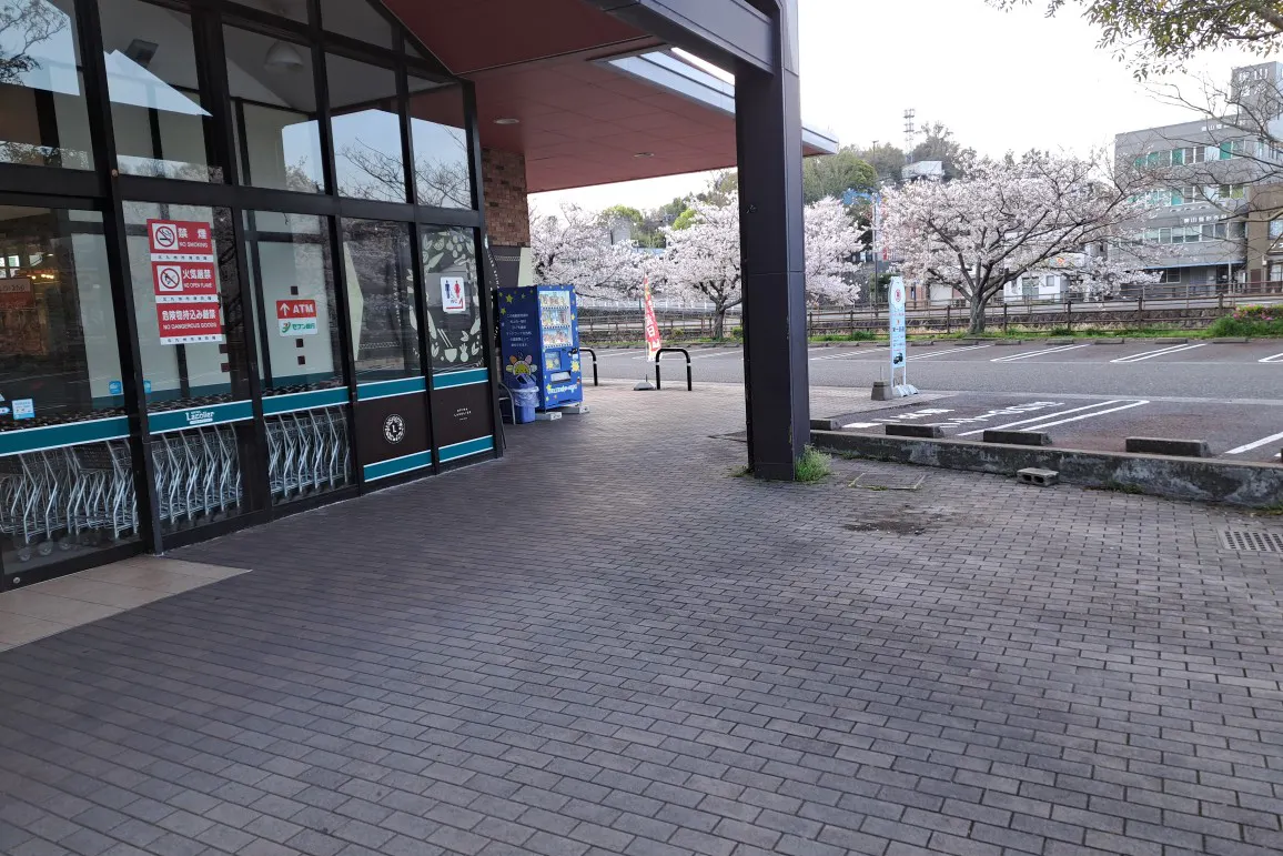 【スピナラソリエ(高見店)】西側の南寄り(タクシー乗場前) 物販やキッチンカー出店に最適なスーパー屋外催事イベントスペース