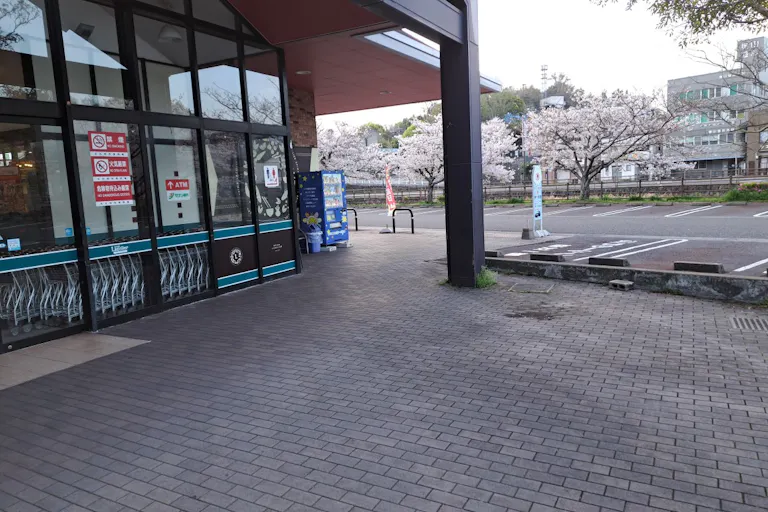 【スピナラソリエ(高見店)】西側の南寄り(タクシー乗場前) 物販やキッチンカー出店に最適なスーパー屋外催事イベントスペースの画像1
