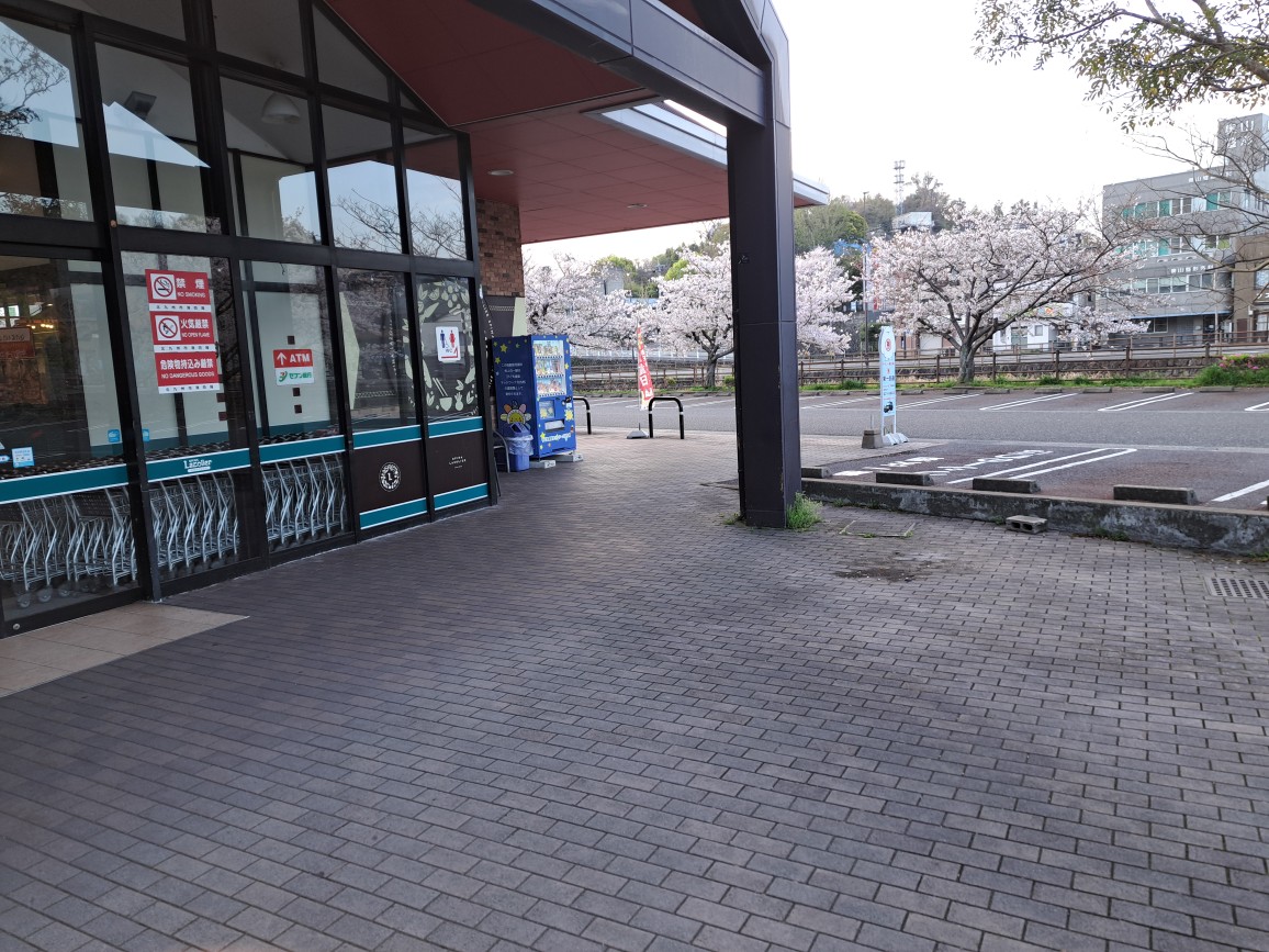 【スピナラソリエ（高見店）】西側の南寄り(タクシー乗場前) 物販やキッチンカー出店に最適なスーパー屋外催事イベントスペース