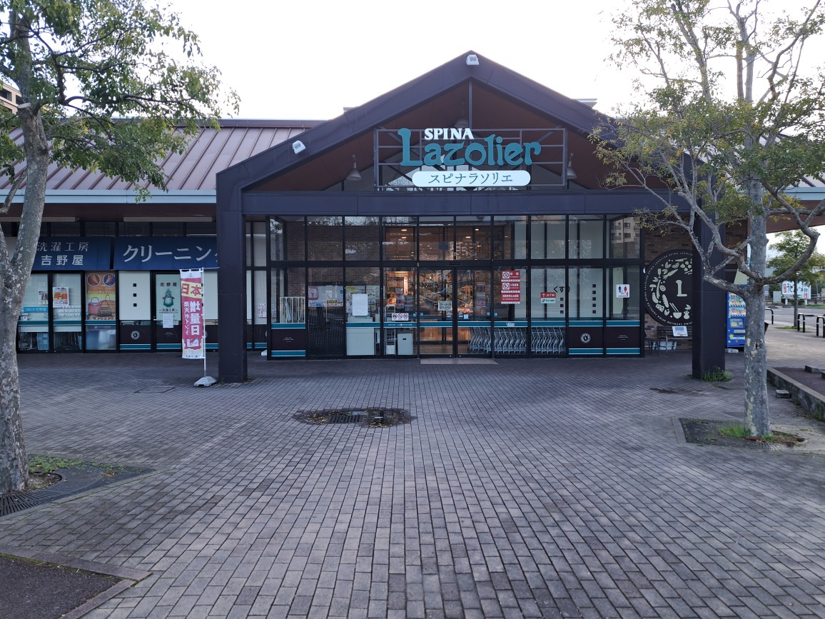 【スピナラソリエ（高見店）】西側の南寄り(タクシー乗場前) 物販やキッチンカー出店に最適なスーパー屋外催事イベントスペース