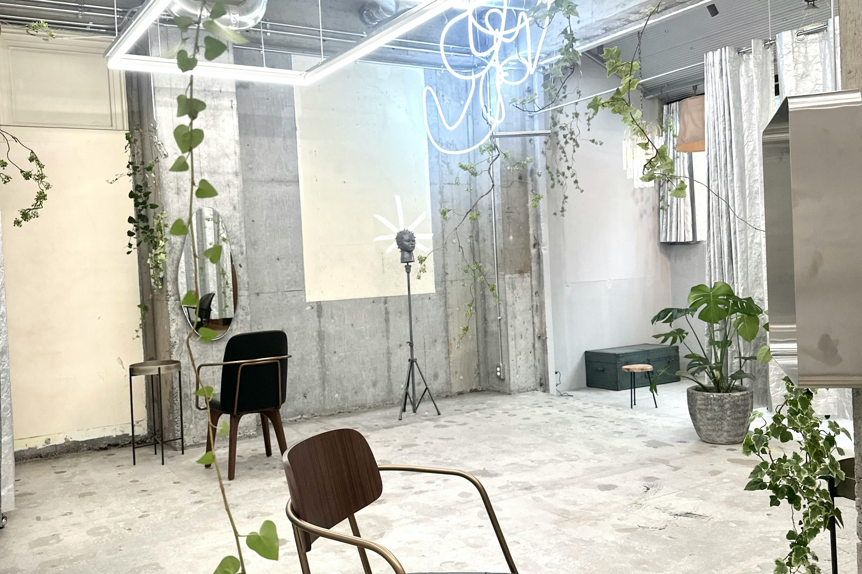 【表参道駅3分】ロケ等の撮影用途、サロンの短期出店やアート展示に最適なテレビ関係者に人気のある美容室内の個室レンタルスペース