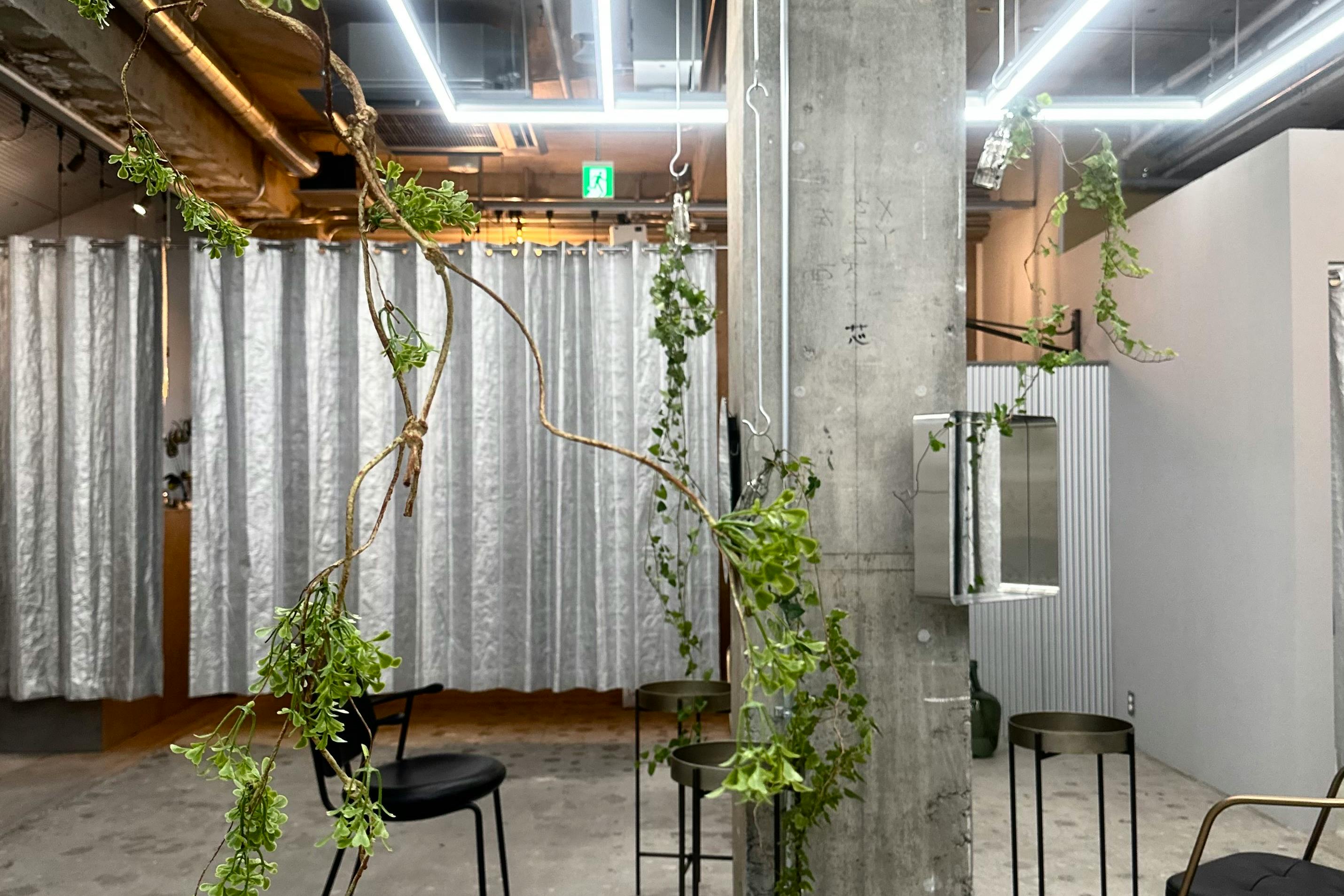 【表参道駅3分】ロケ等の撮影用途、サロンの短期出店やアート展示に最適なテレビ関係者に人気のある美容室内の個室レンタルスペース