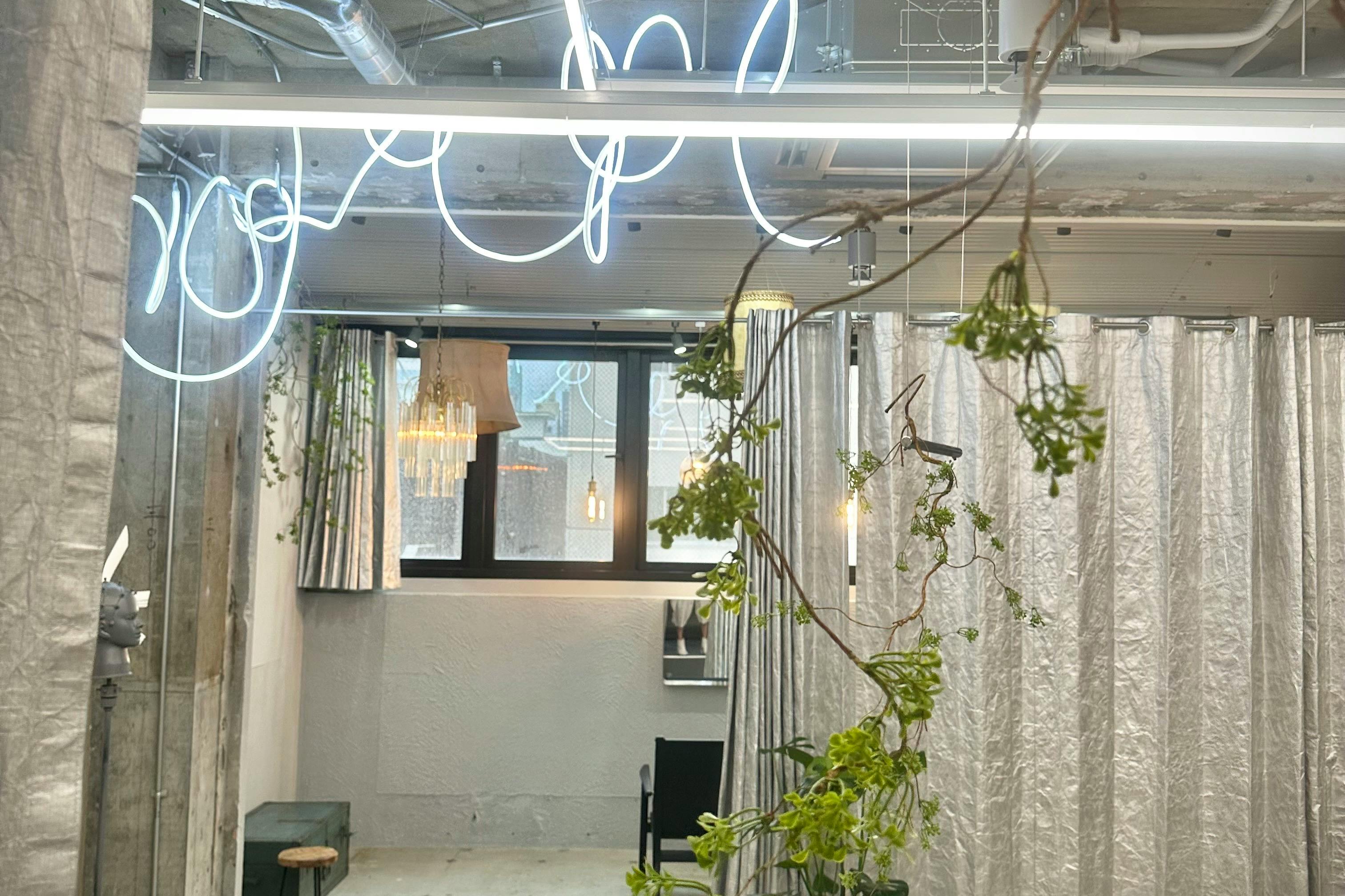 【表参道駅3分】ロケ等の撮影用途、サロンの短期出店やアート展示に最適なテレビ関係者に人気のある美容室内の個室レンタルスペース