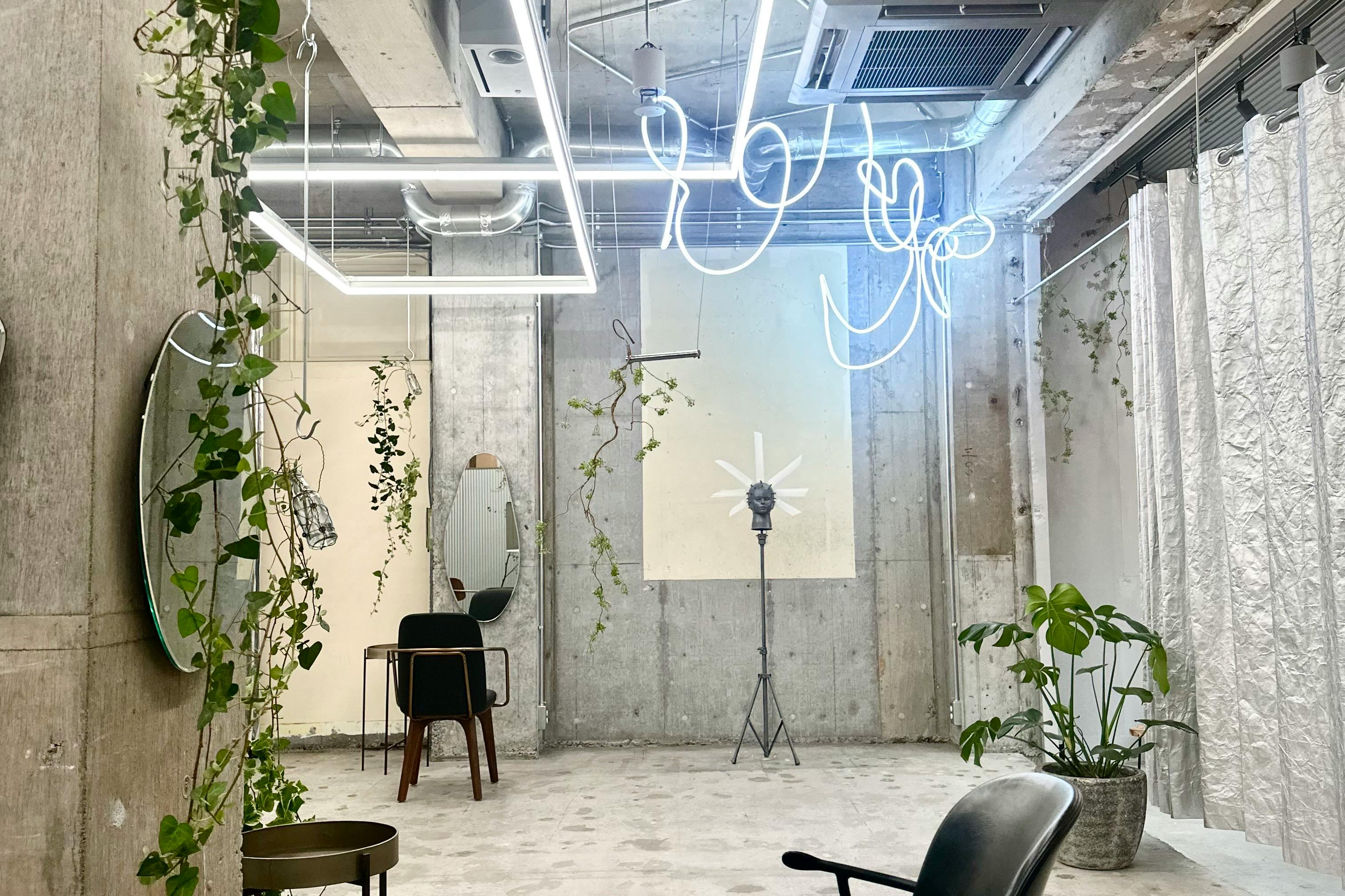 【表参道駅3分】ロケ等の撮影用途、サロンの短期出店やアート展示に最適なテレビ関係者に人気のある美容室内の個室レンタルスペース