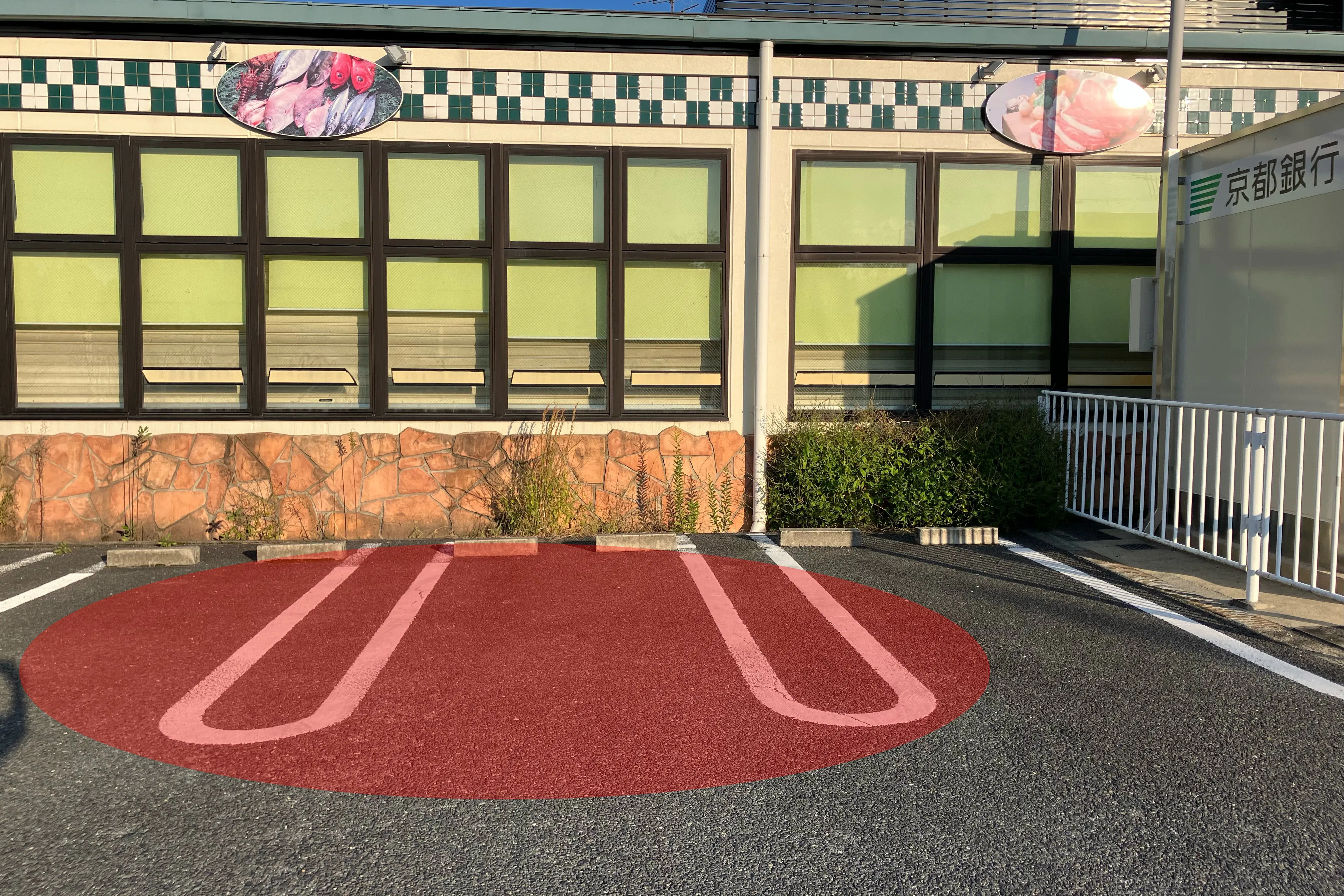 【サンフレッシュ加茂店】キッチンカー出店や企業プロモーションイベントに最適な地域密着型スーパーの駐車場スペース