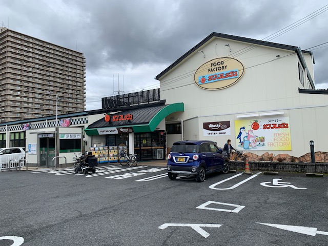 【サンフレッシュ加茂店】キッチンカー出店や企業プロモーションイベントに最適な地域密着型スーパーの駐車場スペース