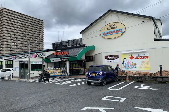 【サンフレッシュ加茂店】キッチンカー出店や企業プロモーションイベントに最適な地域密着型スーパーの駐車場スペース