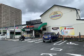 【サンフレッシュ加茂店】キッチンカー出店や企業プロモーションイベントに最適な地域密着型スーパーの駐車場スペース