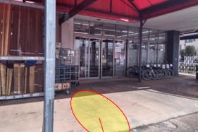 【オリンピック柏花野井店】プロモーションに最適な1F正面出入口脇店頭スペース