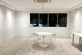 【芝公園駅4分】白基調×自然光・作品が映えるギャラリースペース(2F)