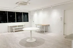 【芝公園駅4分】白基調×自然光・作品が映えるギャラリースペース(2F)