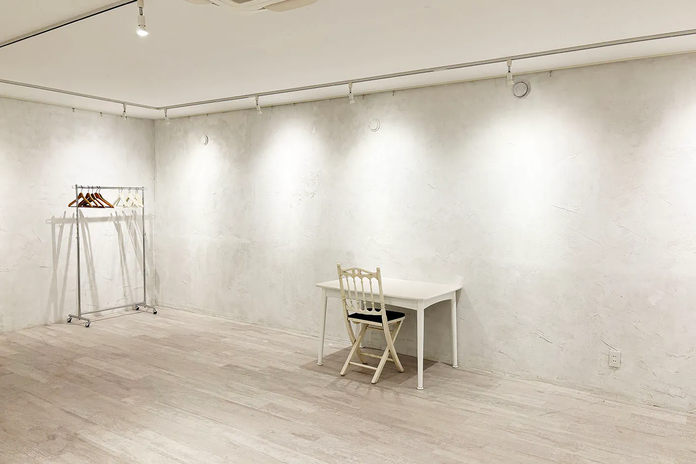 【芝公園駅4分】白基調×自然光・作品が映えるギャラリースペース(2F)