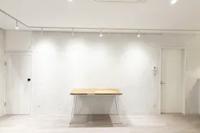 【芝公園駅4分】白基調×自然光・作品が映えるギャラリースペース(2F)