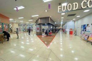 【イオン熊谷店】各種プロモーションイベントに最適な施設1階フードコート前にある視認性の高いイベントスペース