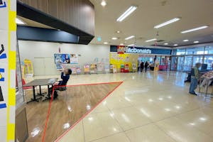 【イオン熊谷店】各種プロモーションイベントに最適な施設1階フードコート前にある視認性の高いイベントスペース