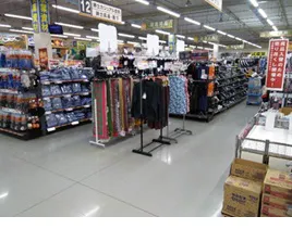 【サンデー盛岡前潟店】屋内衣料売場前　食物販やプロモーション等の出店に最適なホームセンター店内のイベントスペース
