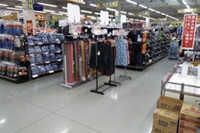 【サンデー盛岡前潟店】屋内衣料売場前 食物販やプロモーション等の出店に最適なホームセンター店内のイベントスペース
