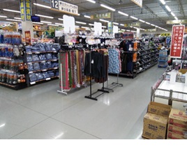 【サンデー盛岡前潟店】屋内衣料売場前　食物販やプロモーション等の出店に最適なホームセンター店内のイベントスペース