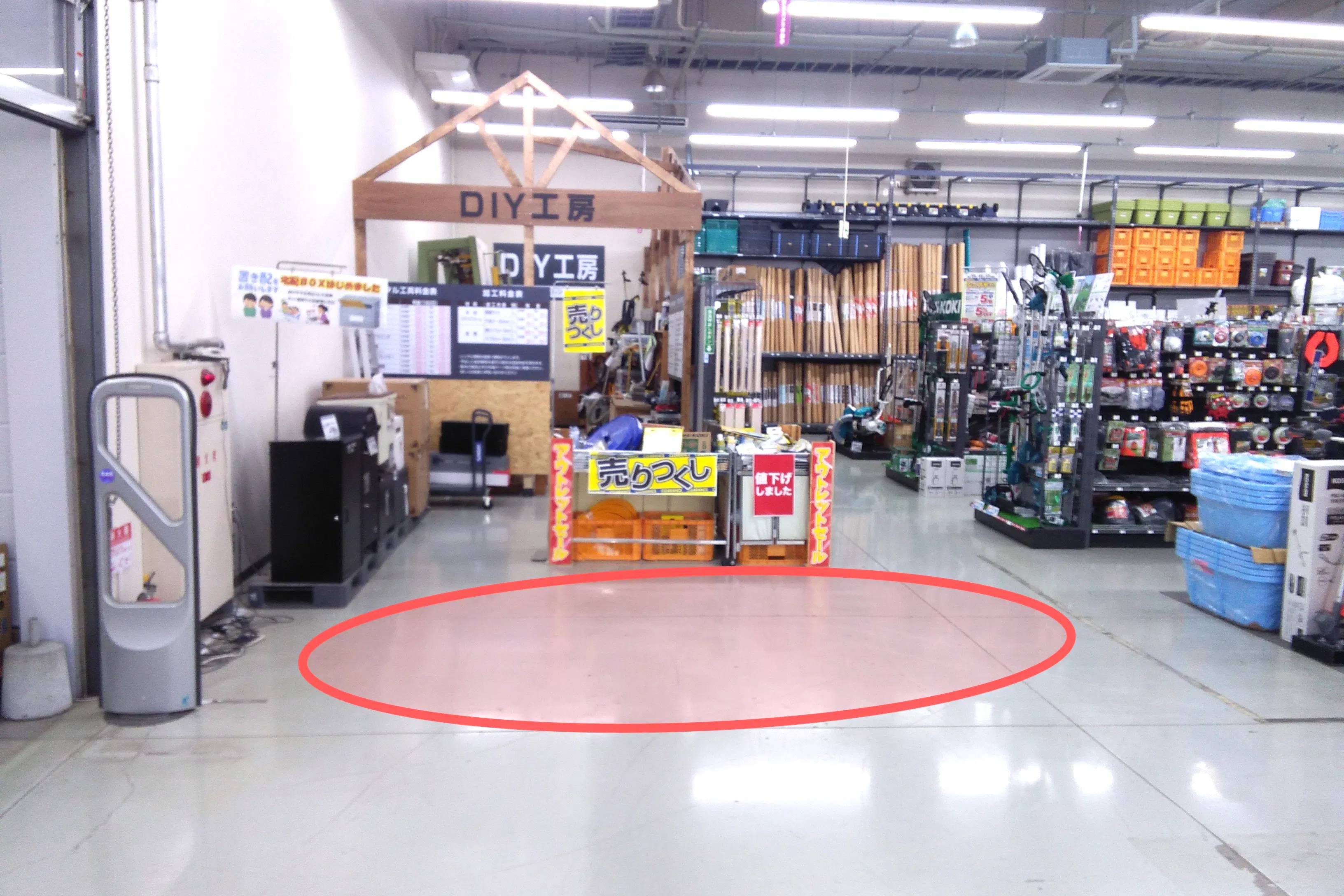 【サンデー盛岡前潟店】屋内衣料売場前 食物販やプロモーション等の出店に最適なホームセンター店内のイベントスペース