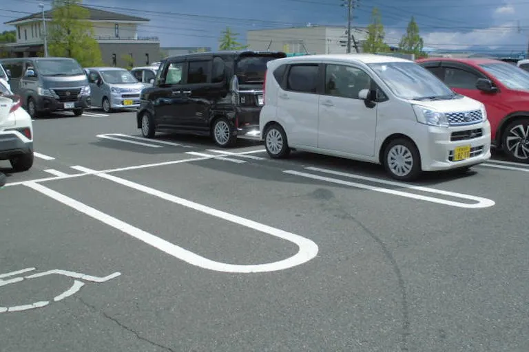 【ホームマートニシムタ 伊敷ニュータウン店】販促プロモーションや物販に最適な駐車場スペースの画像