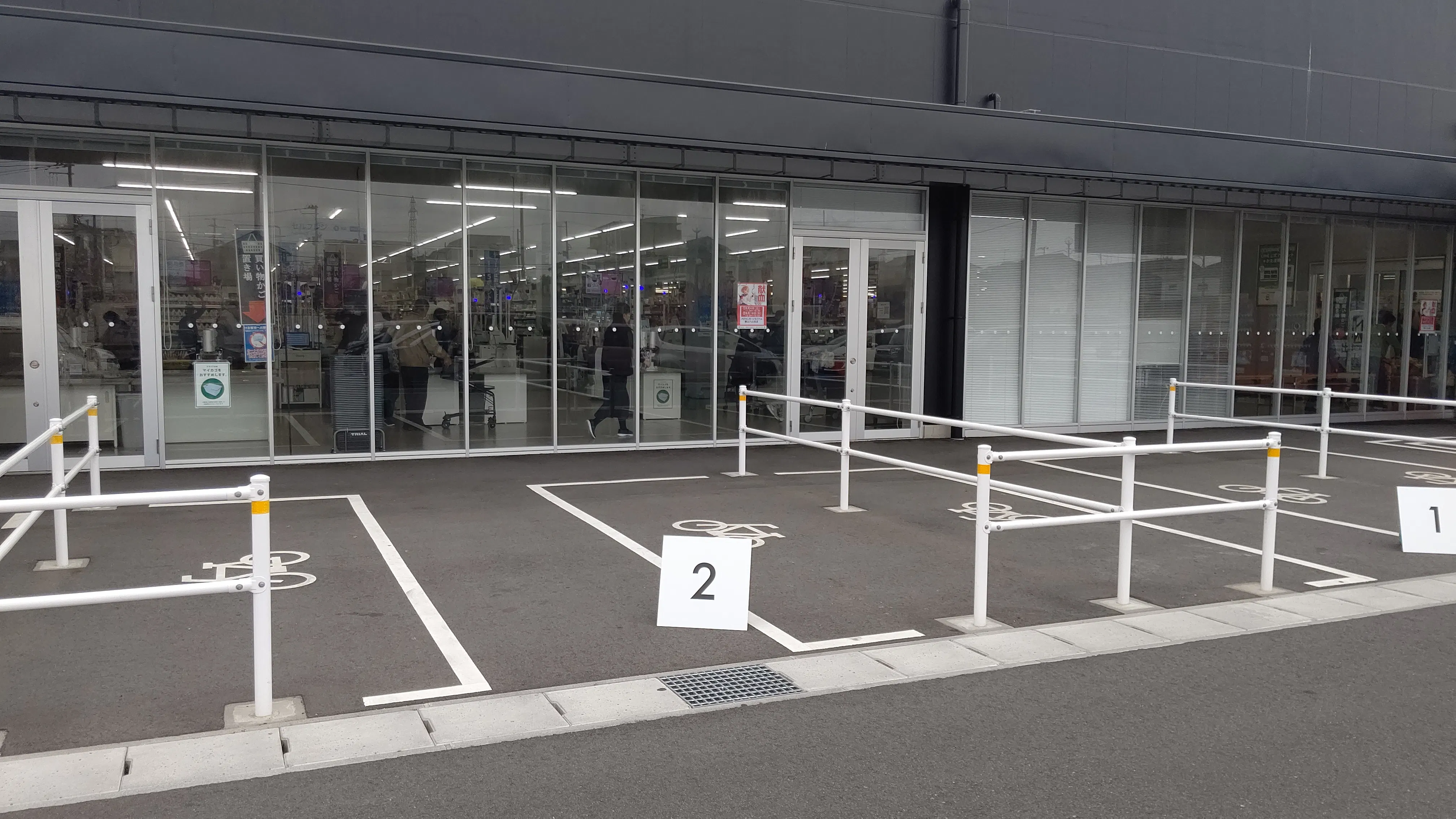 【メガセンタートライアル郡山八山田店】Ⓕ １F・屋外キッチンカースペース