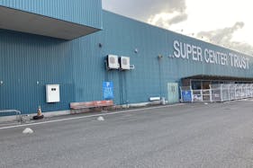 【スーパーセンタートラスト岩出山店】物販や販促プロモーションに最適なレジ横にある催事スペース
