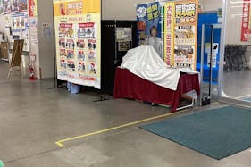 【スーパーセンタートラスト岩出山店】物販や販促プロモーションに最適なレジ横にある催事スペース